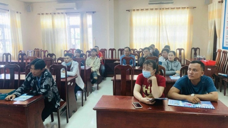 1- Người lao động tham dự Phiên tư vấn. Ảnh VLCM