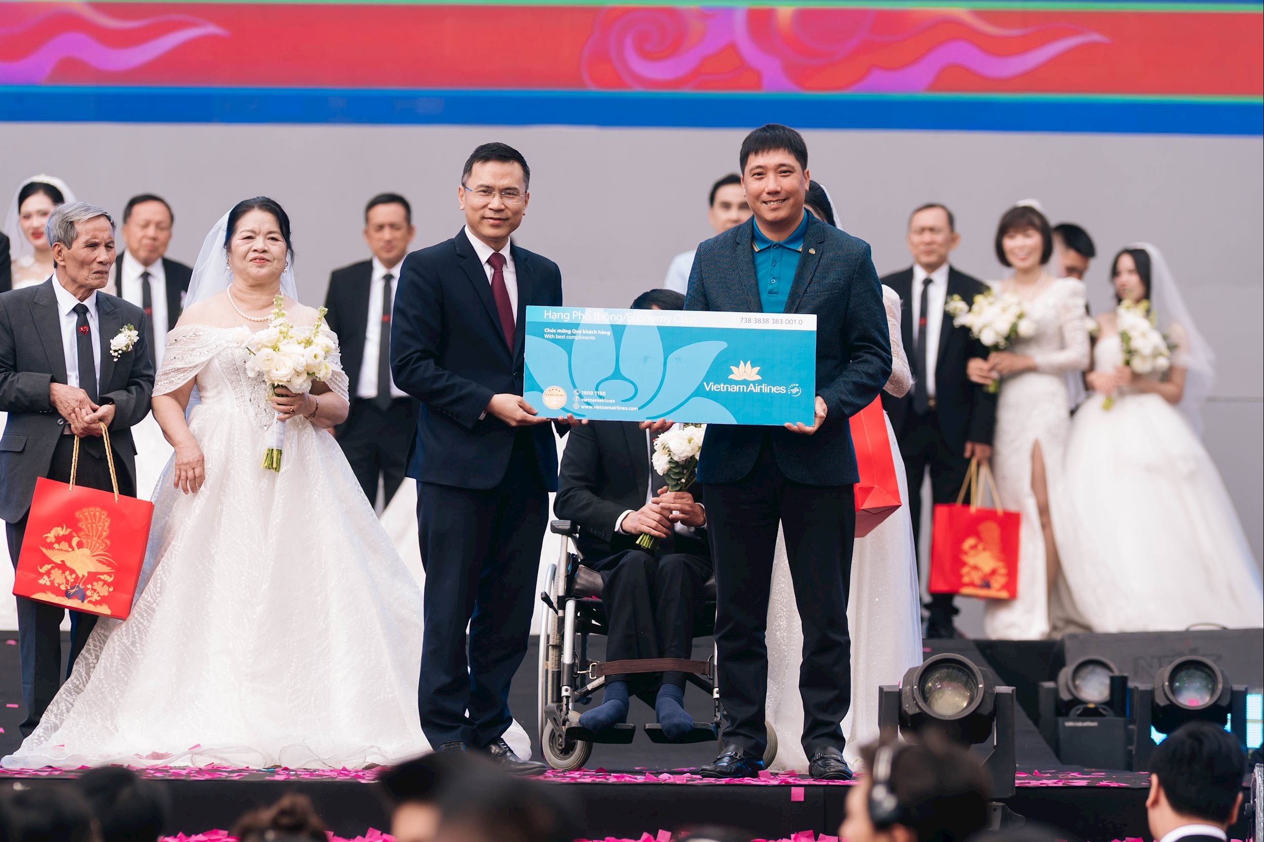 2. Với vai trò Nhà đồng hành xuyên suốt của sự kiện, Vietnam Airlines dành tặng 160 vé nội địa cho 80 cặp đôi có câu chuyện tình yêu tiêu biểu đạt giải thưởng cuộc thi Happy Vietnam.