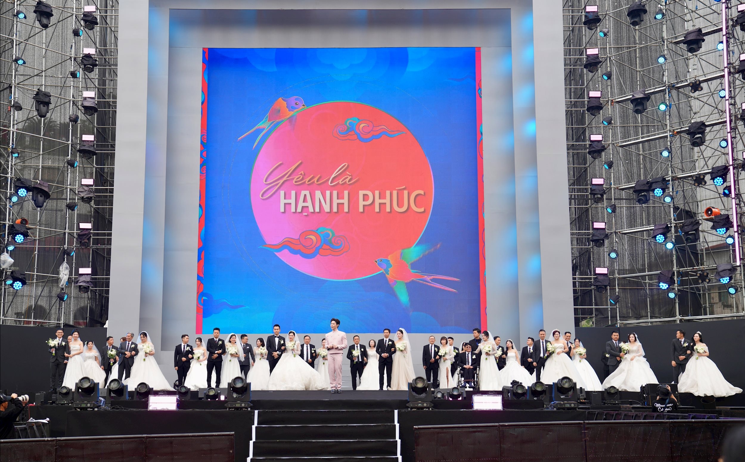 3. Vietnam Airlines đồng hành cùng Vietnam Happy Fest 2025, sự kiện văn hóa cộng đồng quy mô quốc gia nhân kỷ niệm 80 năm Quốc khánh với vai trò Nhà đồng hành xuyên suốt.