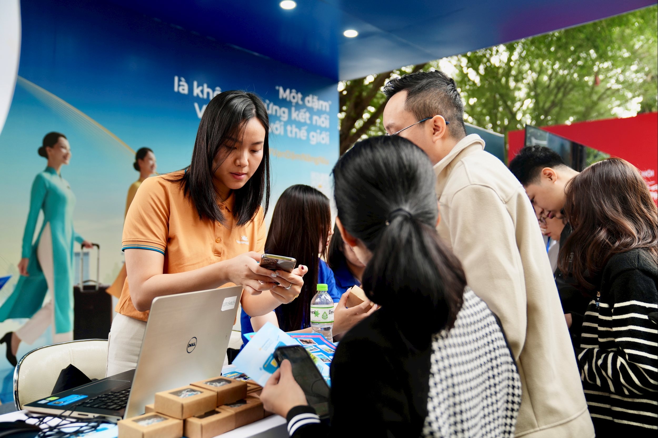5. Gian hàng của Vietnam Airlines tại Vietnam Happy Fest 2025 thu hút đông đảo du khách với không gian thương hiệu trẻ trung và chương trình hội viên LotuSmiles cùng nhiều ưu đãi hấp dẫn.