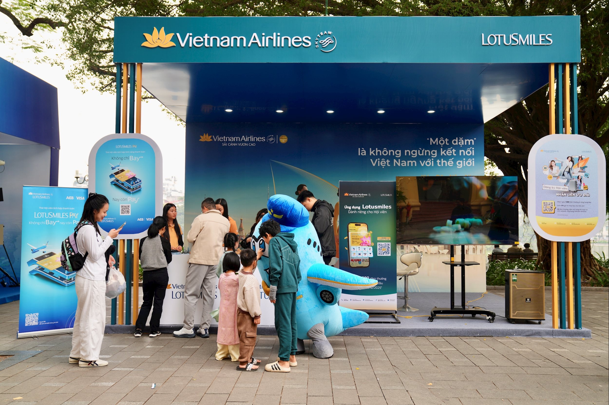 6. Sự hiện diện của Vietnam Airlines tại Vietnam Happy Fest 2025 đã góp phần làm nổi bật hình ảnh Hãng hàng không Quốc gia Việt Nam thân thiện, hiện đại và gắn kết cộng đồng.