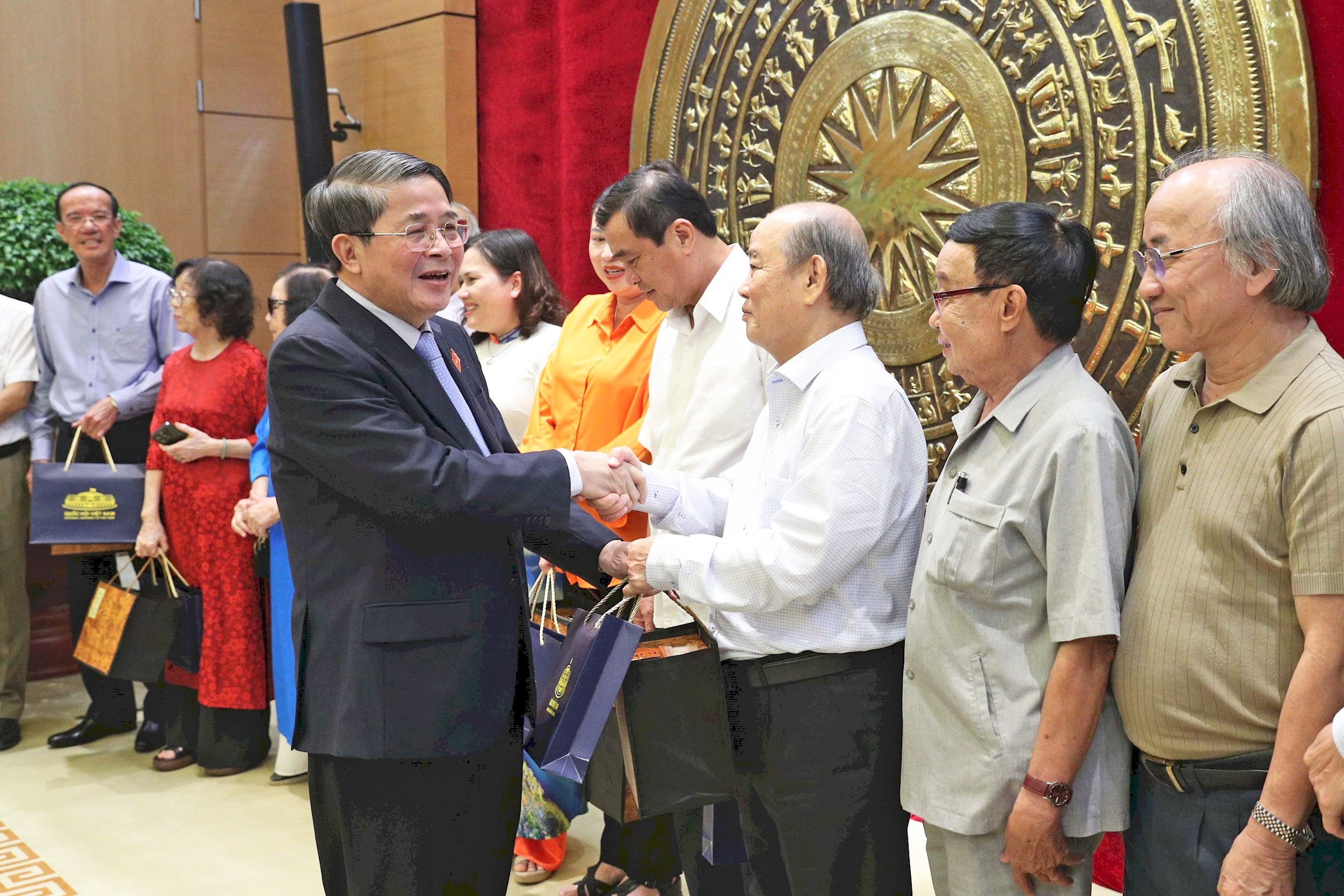 Phó Chủ tịch Quốc hội Nguyễn Đức Hải thăm hỏi, động viên các đại biểu.