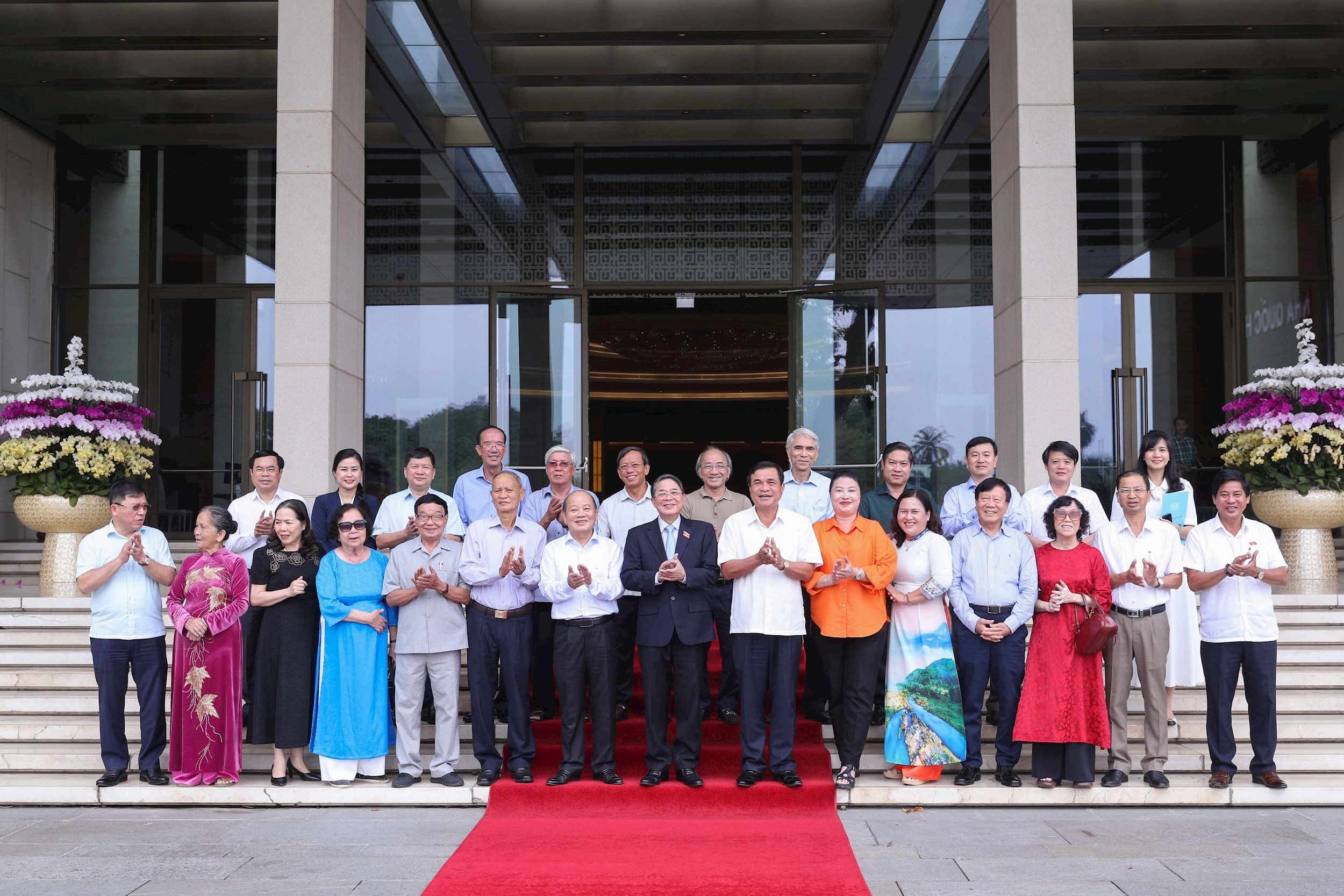 Phó Chủ tịch Quốc hội Nguyễn Đức Hải chụp ảnh lưu niệm cùng Đoàn đại biểu Quốc hội tỉnh Quảng Nam các khóa. Ảnh: HL