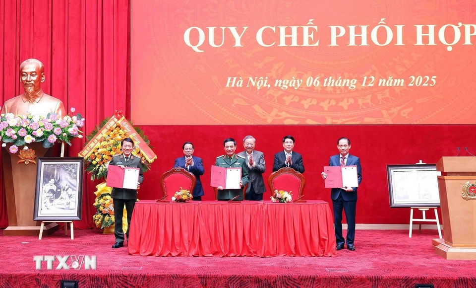 Tổng Bí thư Tô Lâm, Chủ tịch nước Lương Cường và Thủ tướng Phạm Minh Chính chứng kiến Lễ ký Quy chế phối hợp giữa Bộ Công an, Bộ Quốc phòng, Bộ Ngoại giao. (Ảnh: Phạm Kiên/TTXVN)