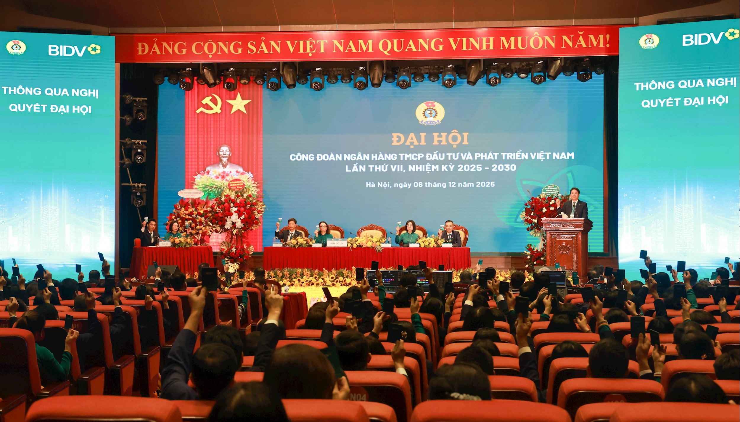 Делегати голосують за прийняття резолюції Конгресу