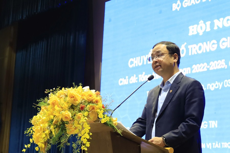 Ông Nguyễn Thế Sơn, Phó Vụ trưởng Vụ Giáo dục Phổ thông, báo cáo tại hội nghị - Ảnh: Bộ GD-ĐT
