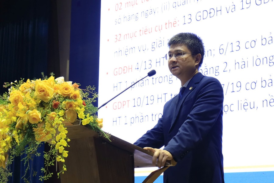 Ông Tô Hồng Nam, Phó Cục trưởng Cục Khoa học, Công nghệ và Thông tin, báo cáo tại hội nghị - Ảnh: Bộ GD-ĐT