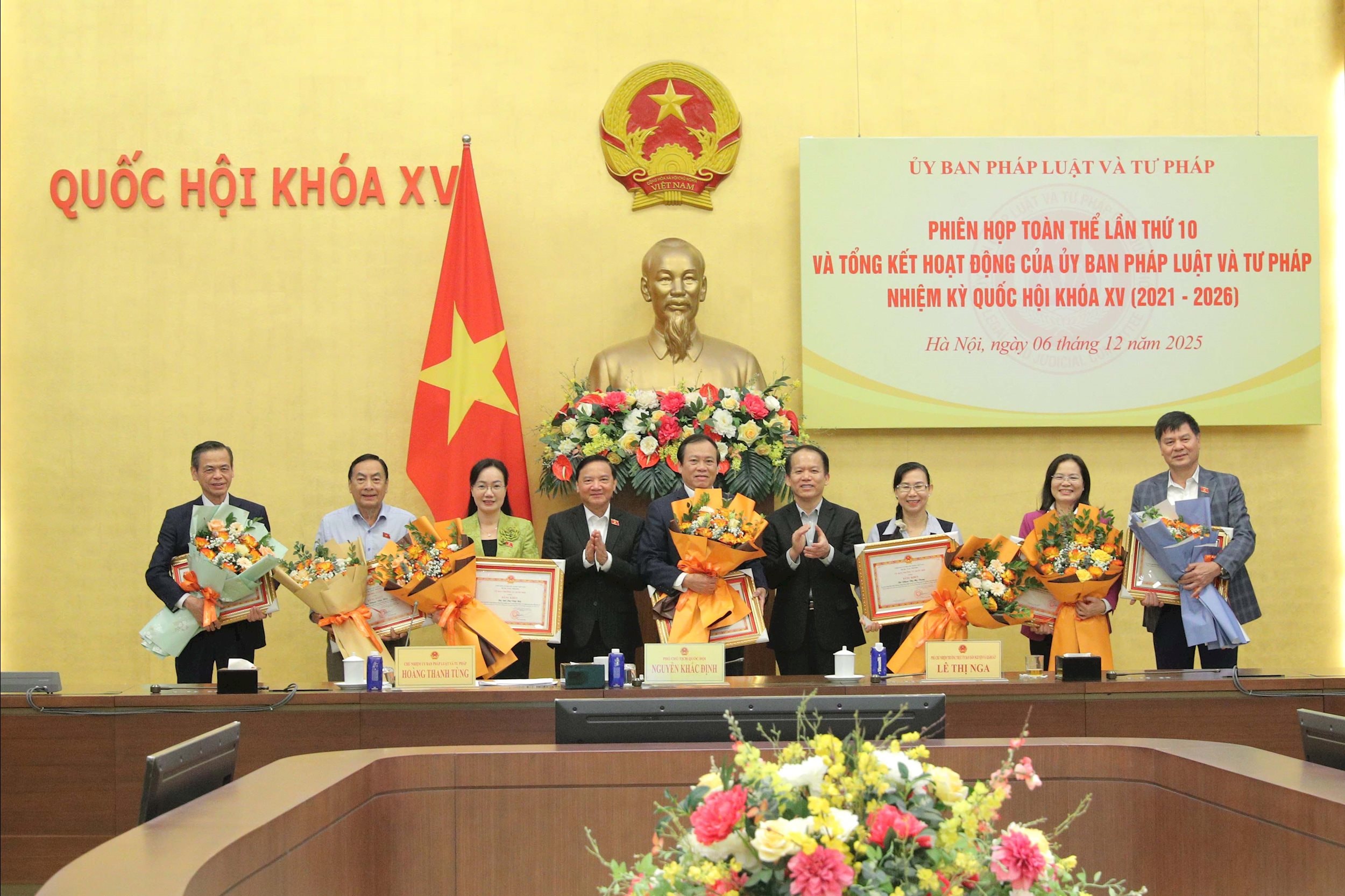 Nationalförsamlingens vice ordförande Nguyen Khac Dinh delade ut förtjänstcertifikat från nationalförsamlingens ständiga kommitté till personer med enastående prestationer.