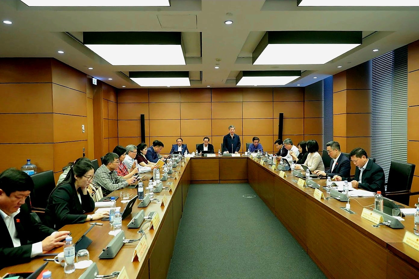 Phiên thảo luận tại Tổ 12 về dự án Luật Bảo hiểm tiền gửi. Ảnh: Hoàng Ngọc