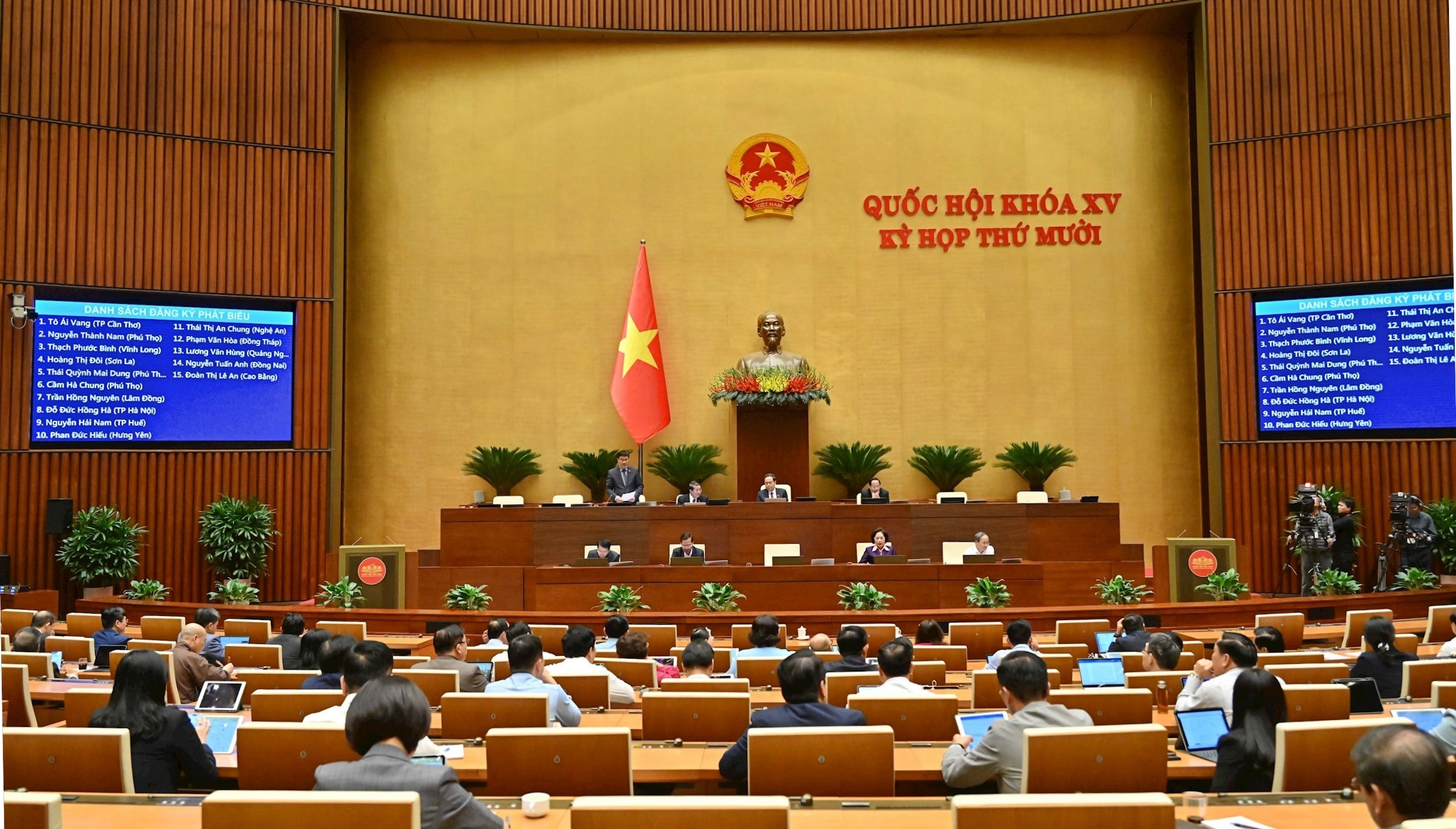 Quốc hội thảo luận tại Hội trường về dự án Luật Bảo hiểm tiền gửi. Ảnh: Quang Khán