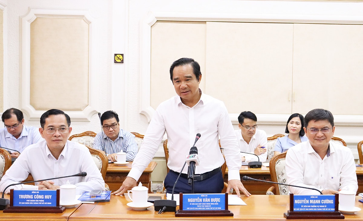 02.12_O presidente do Comitê Popular da Cidade, Nguyen Van Duoc, discursa