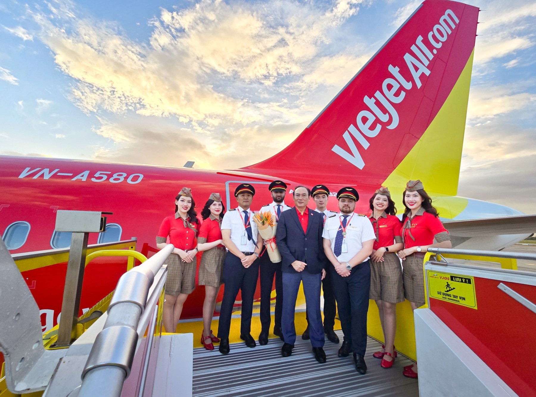 Phó Tổng giám đốc Thường trực Vietjet Tô Việt Thắng cùng phi hành đoàn Vietjet chào đón tàu bay mới