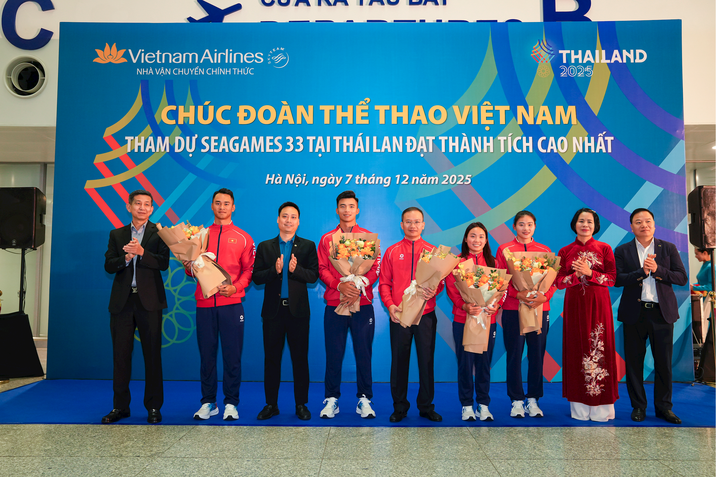 1. Đại diện Vietnam Airlines tặng hoa chúc mừng và động viên các vận động viên tại lễ tiễn đoàn trước giờ khởi hành tham dự SEA Games 33 tại Thái Lan