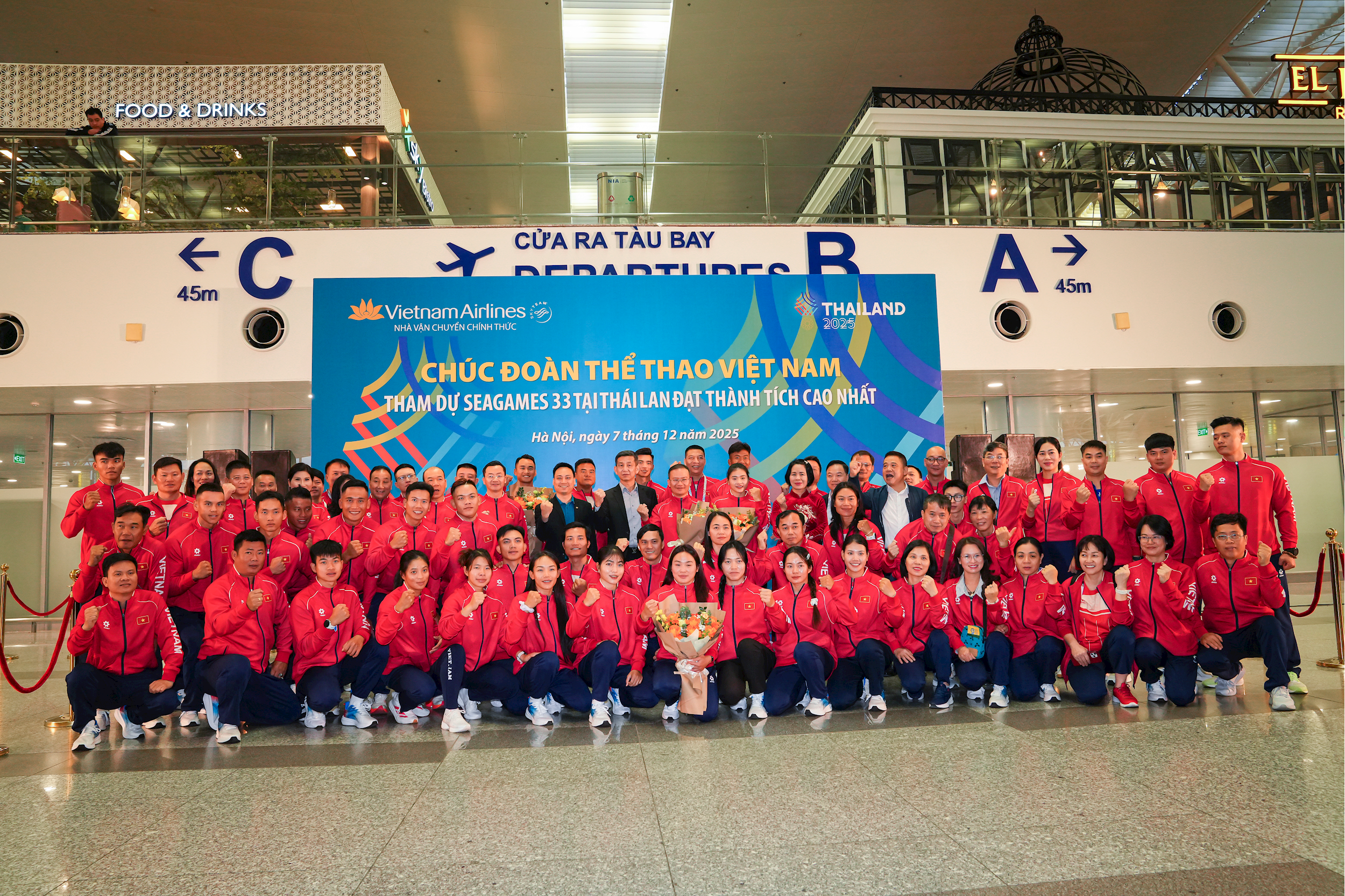 2. Đoàn Thể thao Việt Nam chụp ảnh lưu niệm tại lễ tiễn đoàn do Vietnam Airlines tổ chức trước khi lên đường tham dự SEA Games 33 (1)