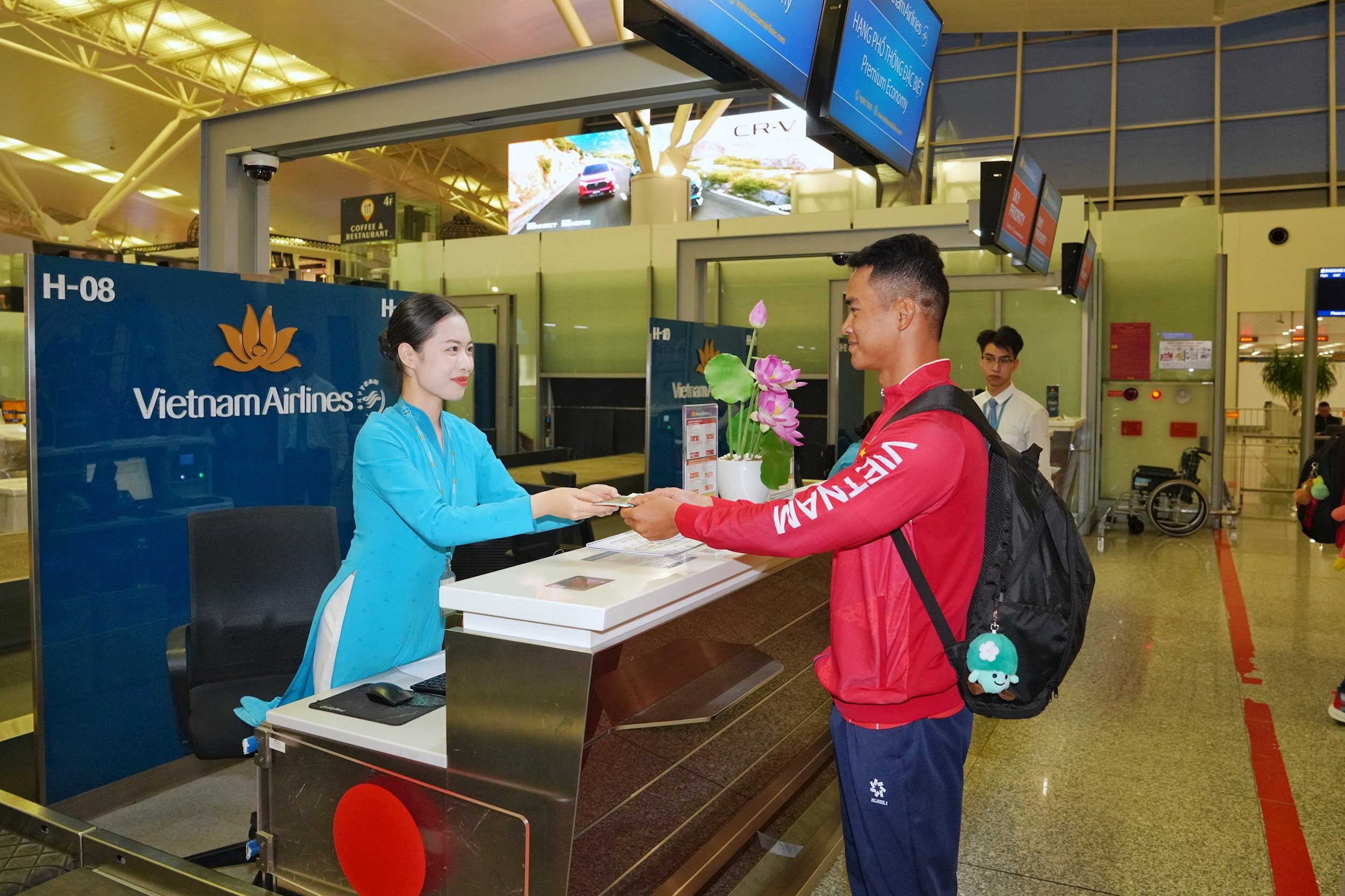 5. Nhân viên Vietnam Airlines hỗ trợ vận động viên làm thủ tục cho chuyến bay sang Thái Lan dự SEA Games 33