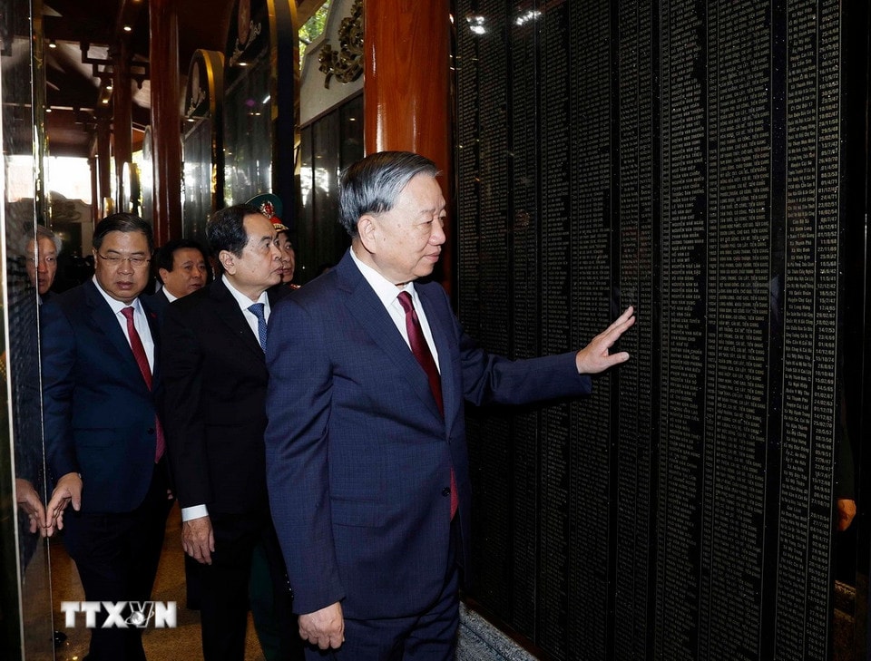 Tổng Bí thư Tô Lâm và các đại biểu thăm Nhà bia tưởng niệm các Anh hùng liệt sỹ. (Ảnh: Thống Nhất/TTXVN)