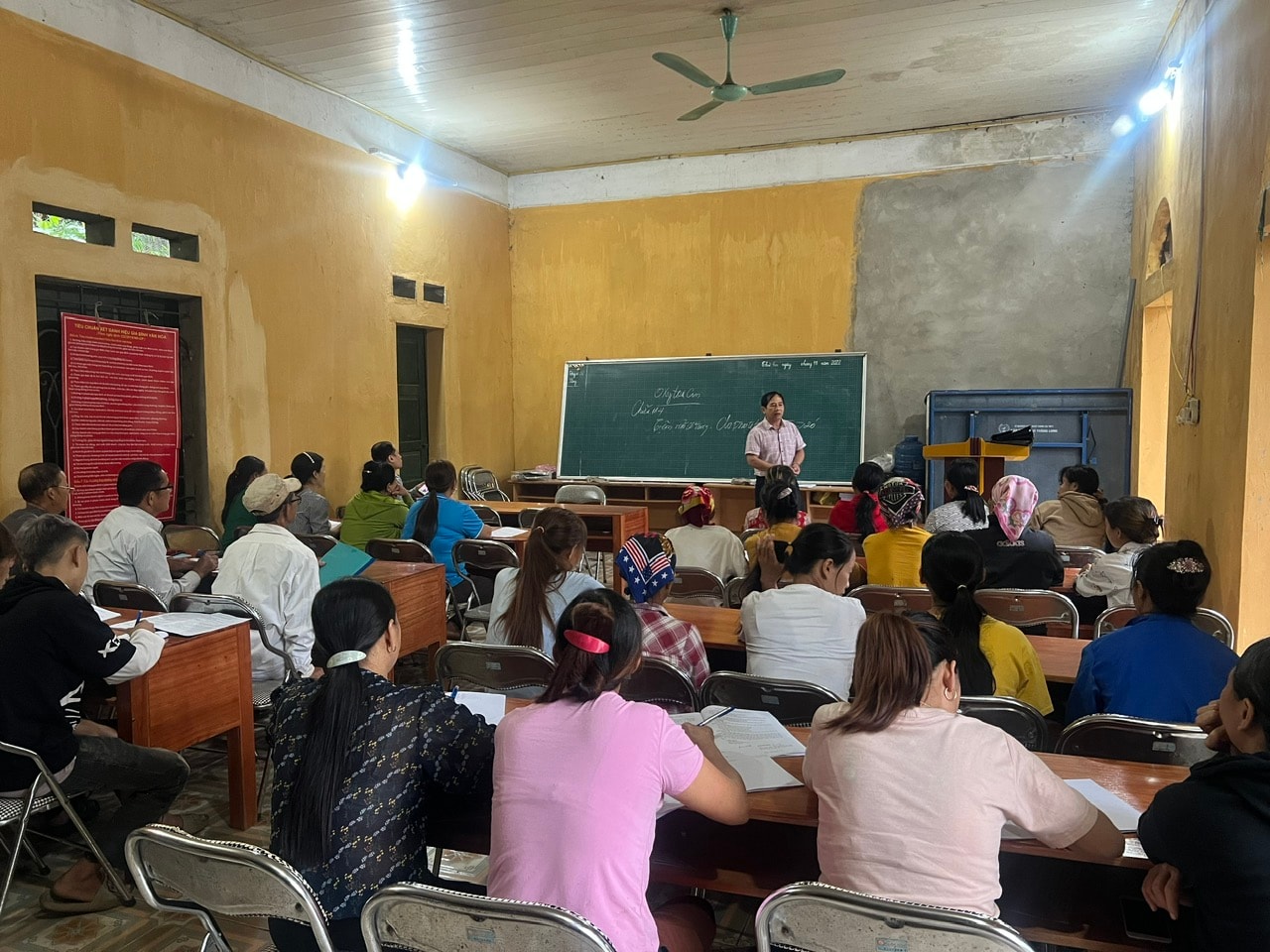 Schüler ethnischer Minderheiten aus dem Dorf Na Da in der Gemeinde Nam Cuong in der Provinz Thai Nguyen nehmen an einer theoretischen Unterrichtsstunde über Schweinezucht sowie Krankheitsvorbeugung und -behandlung teil.