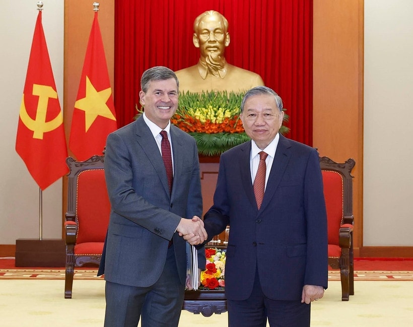 Party General Secretary To Lam (right) meets Rector of the Russian Presidential Academy of National Economy and Public Administration (RANEPA) Alexey Komissarov. (Photo: VNA)