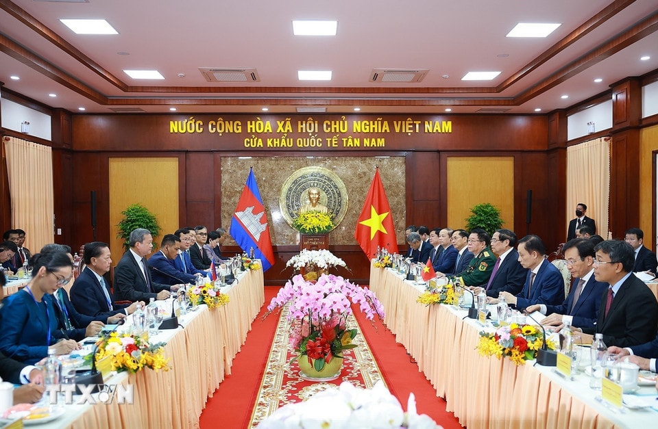 Thủ tướng Phạm Minh Chính và Thủ tướng Campuchia Hun Manet hội đàm. (Ảnh: Dương Giang/TTXVN)