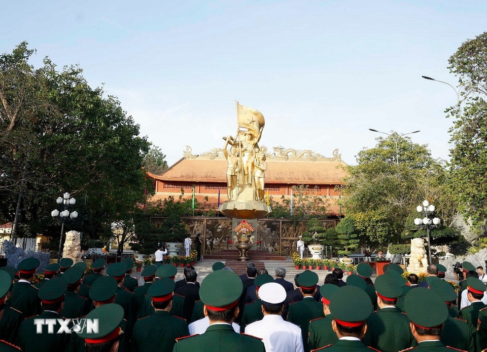 Tổng Bí thư Tô Lâm và các đại biểu dâng hoa, dâng hương tại Tượng đài Chiến thắng. (Ảnh: Thống Nhất/TTXVN)