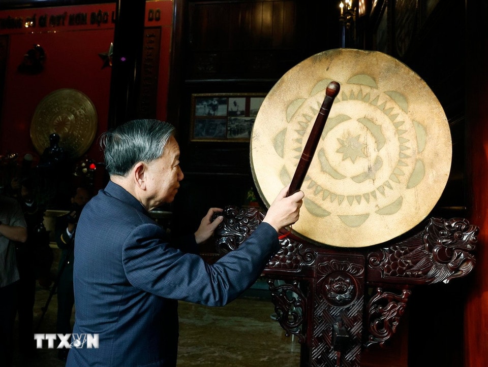 Tổng Bí thư Tô Lâm đánh trống tại Nhà tưởng niệm Chủ tịch Hồ Chí Minh. (Ảnh: Thống Nhất/TTXVN)