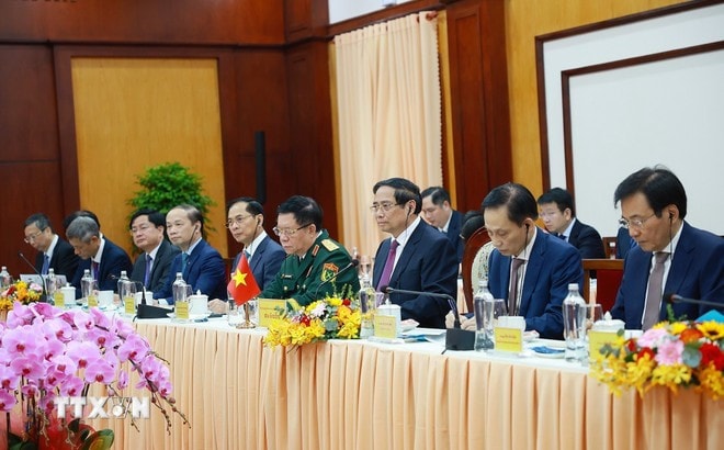 Prime Minister Pham Minh Chinh (3rd from right) at the talks with his Cambodian counterpart Hun Manet on December 8 (Photo: VNA) Prime Minister Pham Minh Chinh (3rd from right) at the talks with his Cambodian counterpart Hun Manet on December 8 (Photo: VNA)