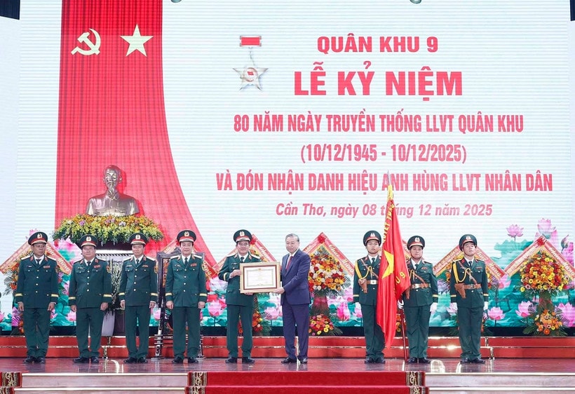 Party General Secretary To Lam (fourth, right) presents the “Hero of the People’s Armed Forces” title to the Military Region 9 armed forces in recognition of its significant contributions to the revolutionary cause of the Party, State, and people. (Photo: VNA)