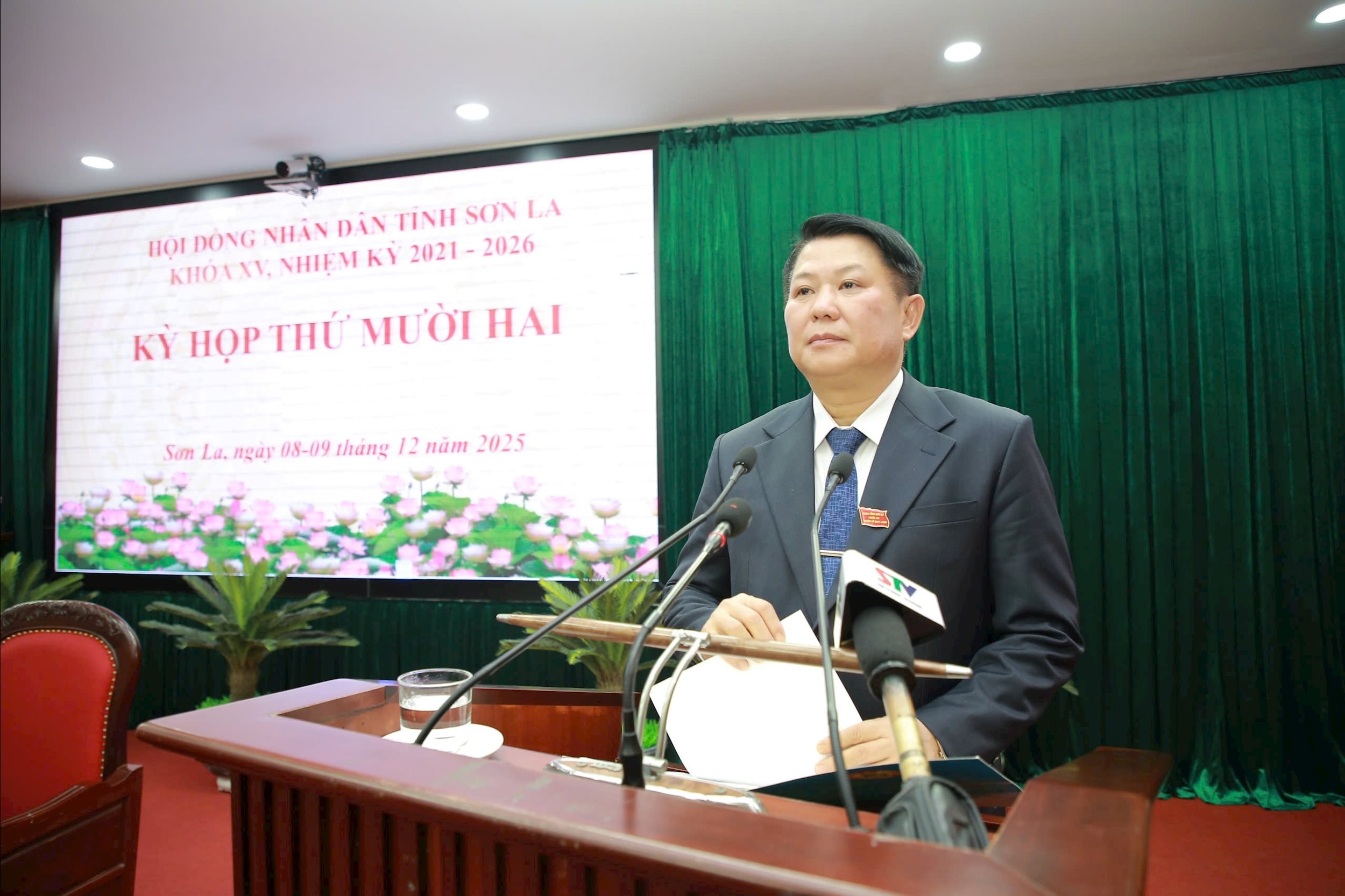 Phó Bí thư Thường trực tỉnh uỷ, Chủ tịch HĐND tỉnh Lò Minh Hùng phát biểu khai mạc kỳ họp
