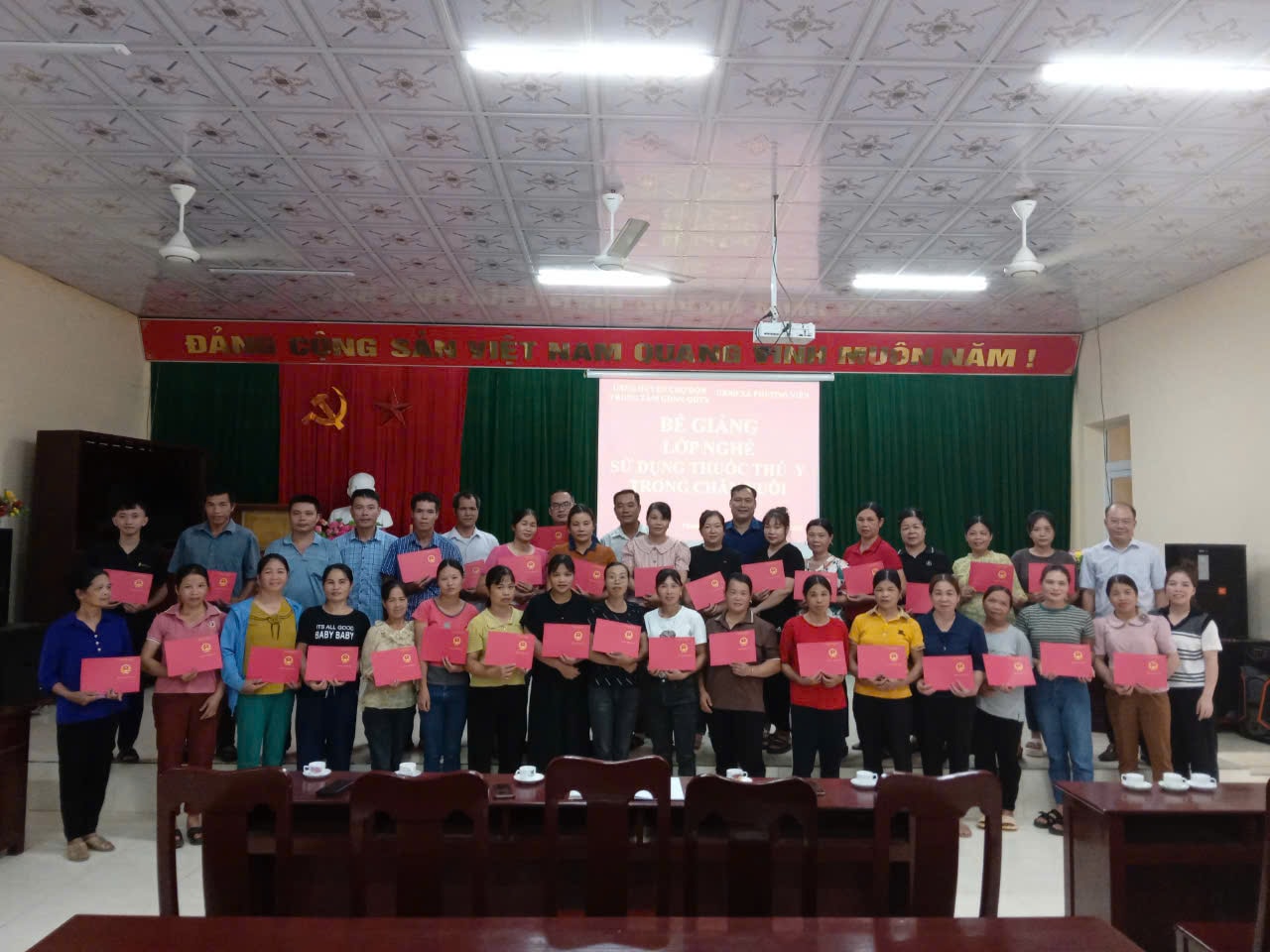 Nach der Teilnahme an einer Kurzzeit-Berufsausbildung im Rahmen des Projekts 5 erhielten Schüler in der Gemeinde Cho Don in der Provinz Thai Nguyen Zertifikate.