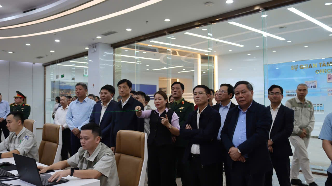 t1-tham-quan-nha-may-dot-rac-phat-dien.jpg