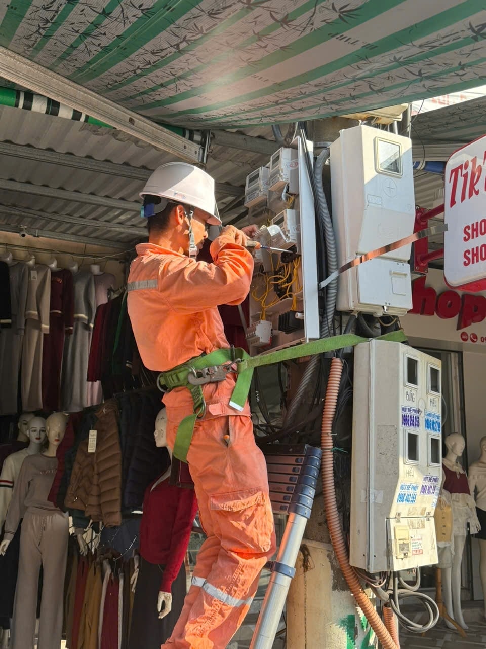 Hittills har Hai Duongs regionala kraftledningsteam slutfört 100 % av de tilldelade mätarboxarna och boxarna. Foto: NPC
