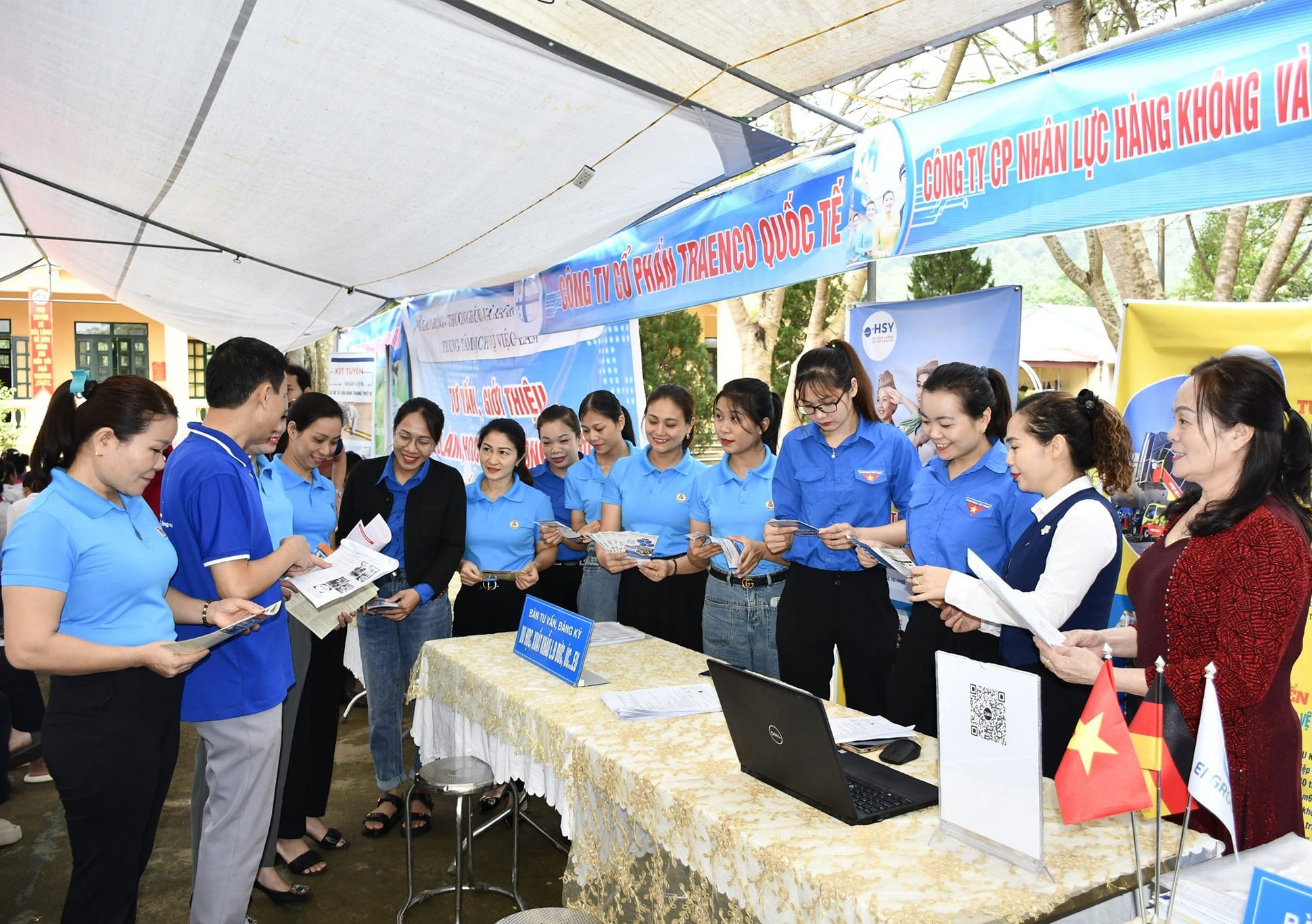 Pusat Layanan Ketenagakerjaan Provinsi Tuyen Quang berkoordinasi dengan berbagai unit untuk menyediakan konsultasi dan pengenalan pekerjaan bagi para pekerja. Foto: TQ