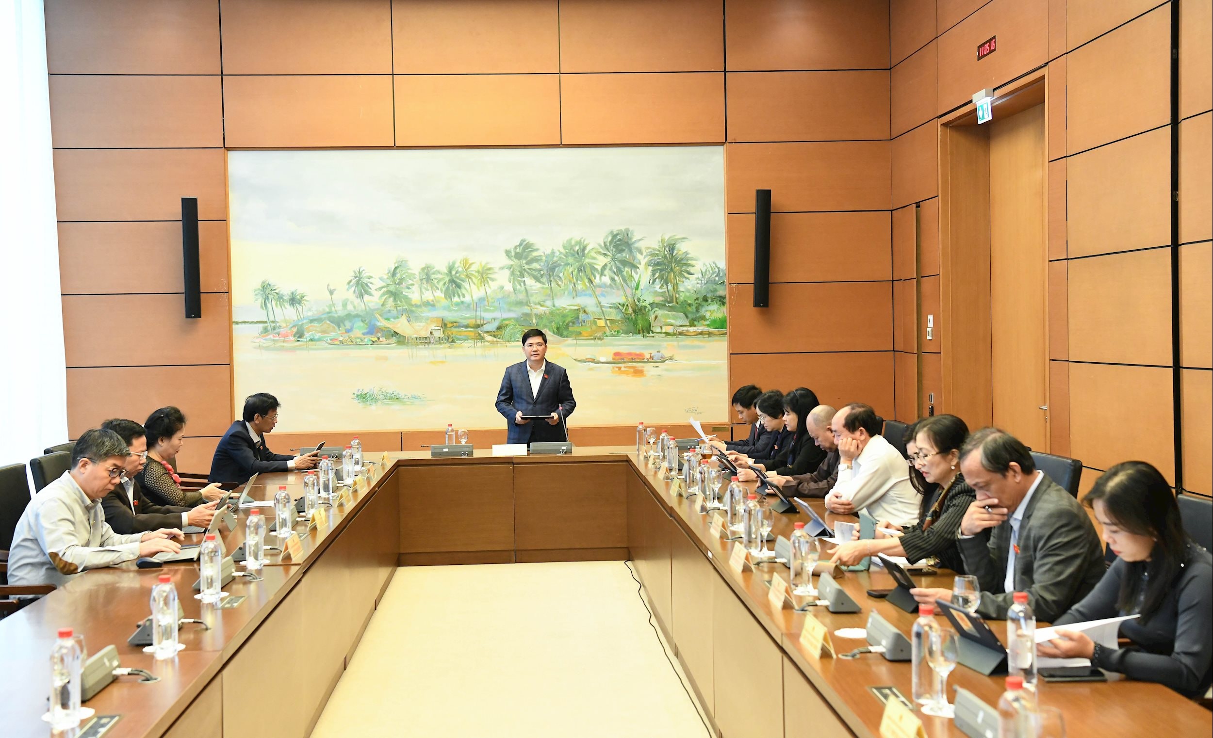 Șeful Delegației Adunării Naționale din orașul Can Tho, Nguyen Tuan Anh, a prezidat sesiunea de discuții în grup.1