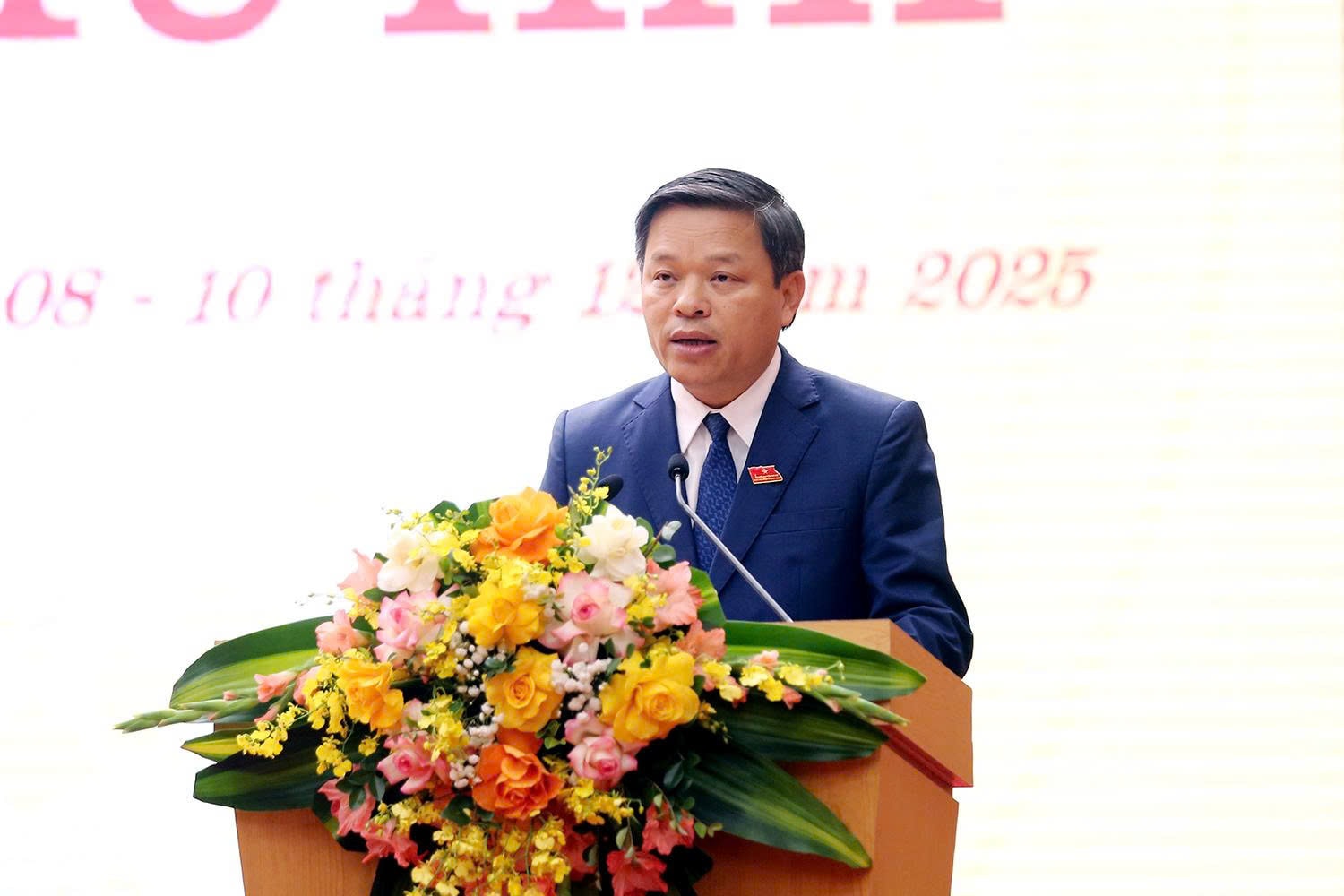 Phó Chủ tịch UBND tỉnh Phan Trọng Tấn trình bày báo cáo tình hình kinh tế - xã hội năm 2025, phương hướng, nhiệm vụ năm 2026. Ảnh: T. Tâm