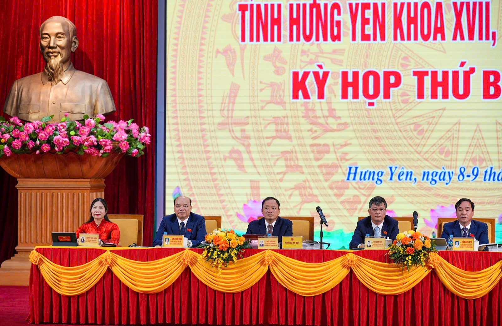 Chủ tọa điều hành kỳ họp