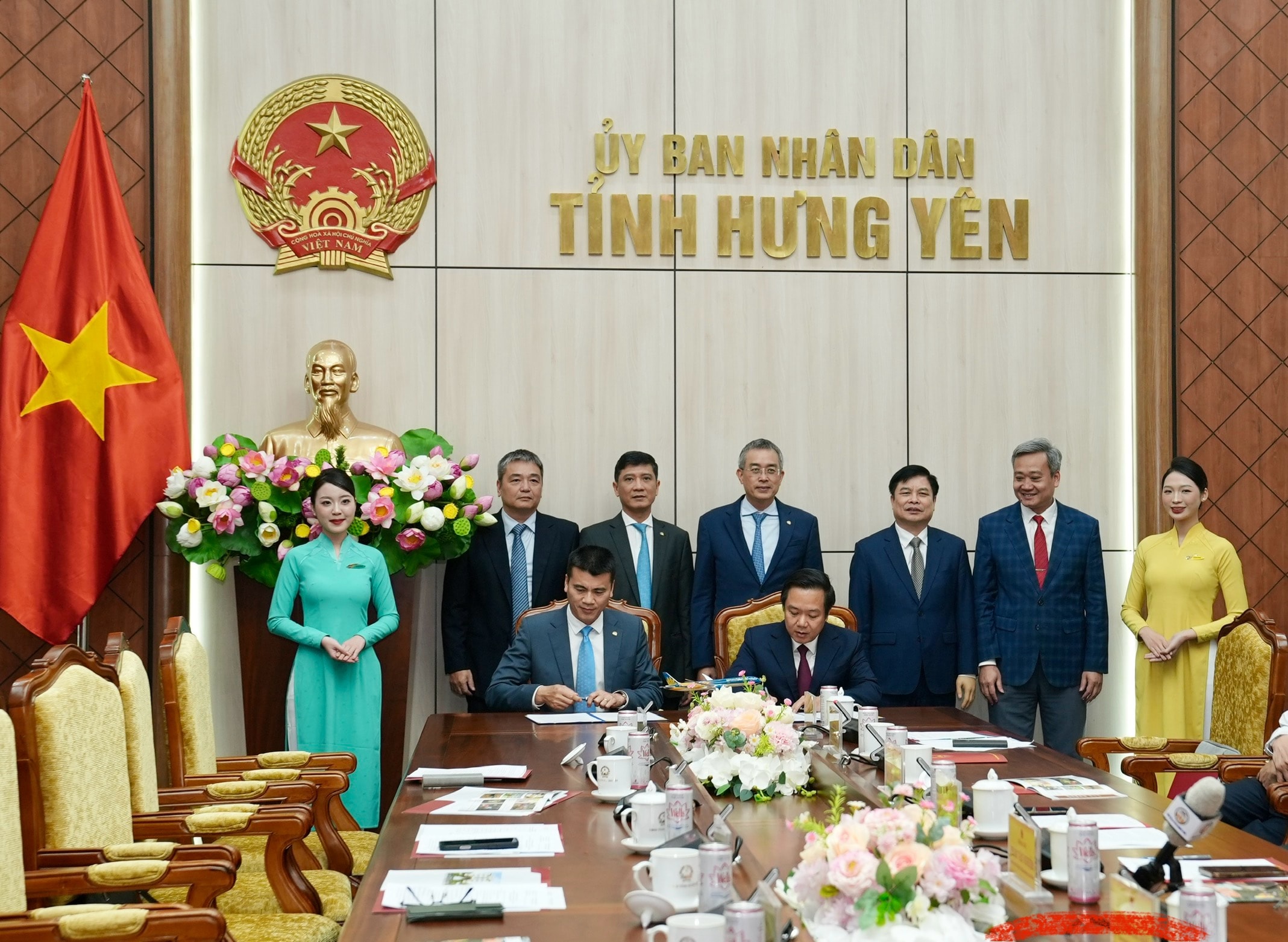 1. Vietnam Airlines và UBND tỉnh Hưng Yên ký kết thỏa thuận hợp tác toàn diện giai đoạn 2026-2030.