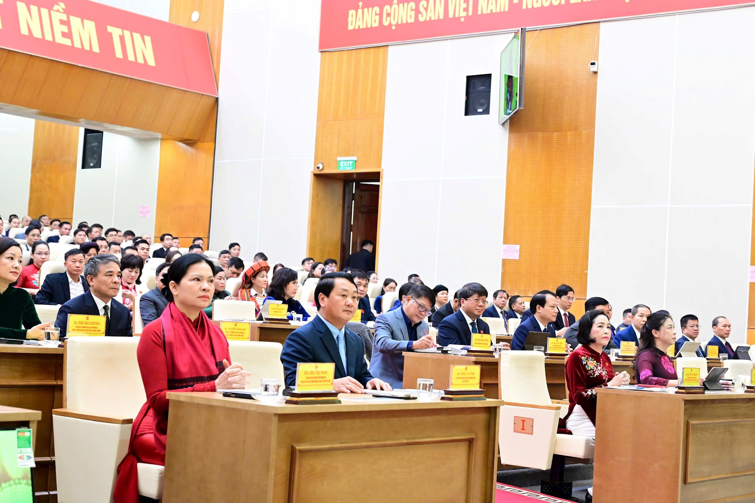 Ulusal Meclis Başkan Yardımcısı Nguyen Thi Thanh ve oturuma katılan delegeler