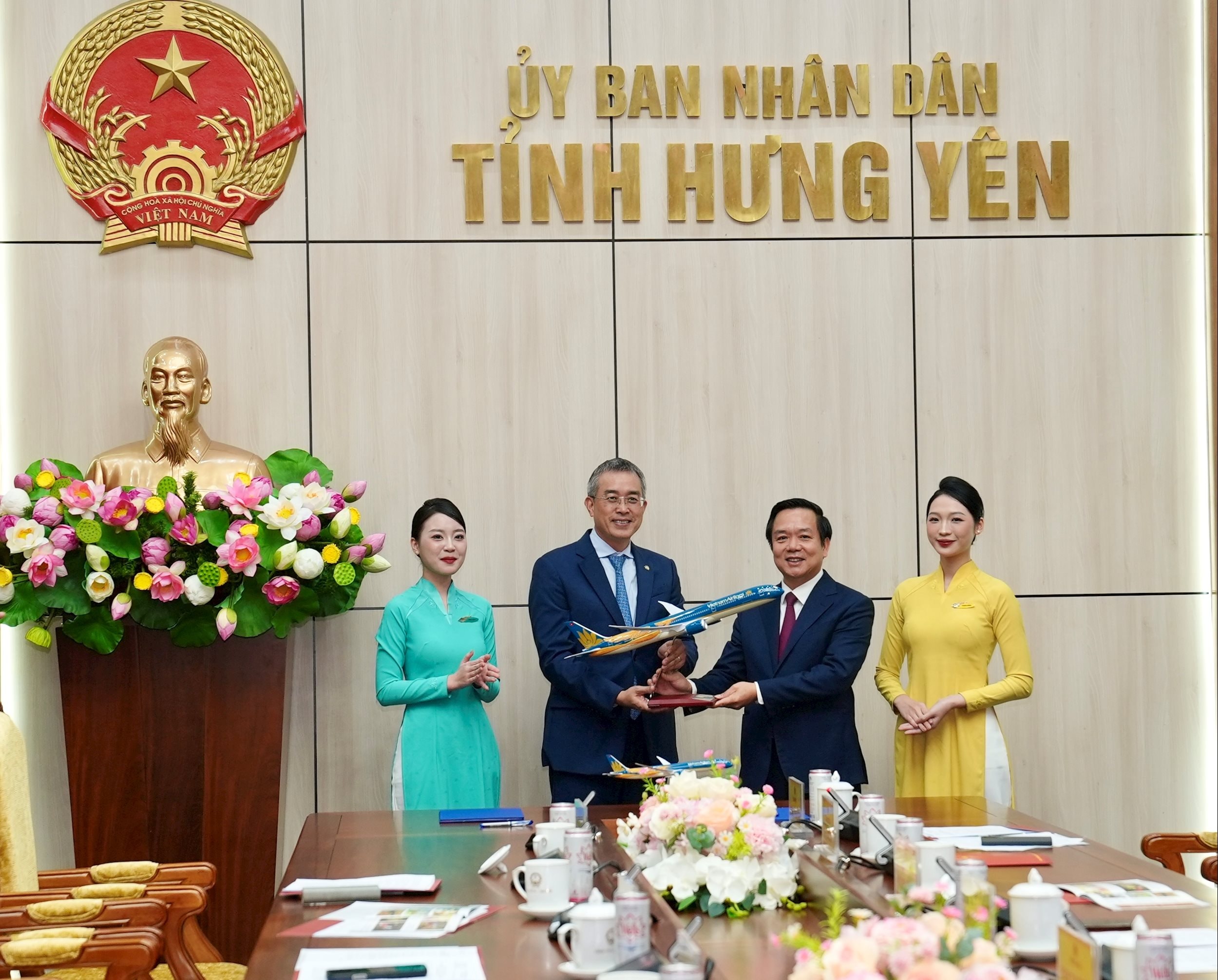 4. Vietnam Airlines trao tặng mô hình máy bay Boeing 787-10 cho tỉnh Hưng Yên, khẳng định tinh thần gắn kết và hợp tác lâu dài.