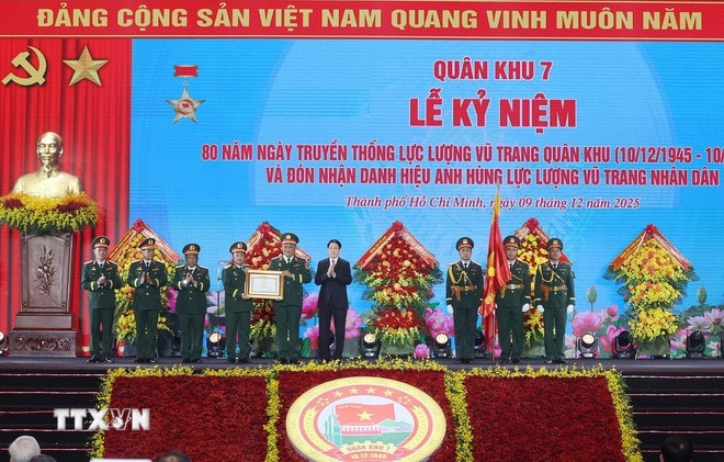 ttxvn-0912-chu-tich-nuoc-quan-khu-7-15.jpg