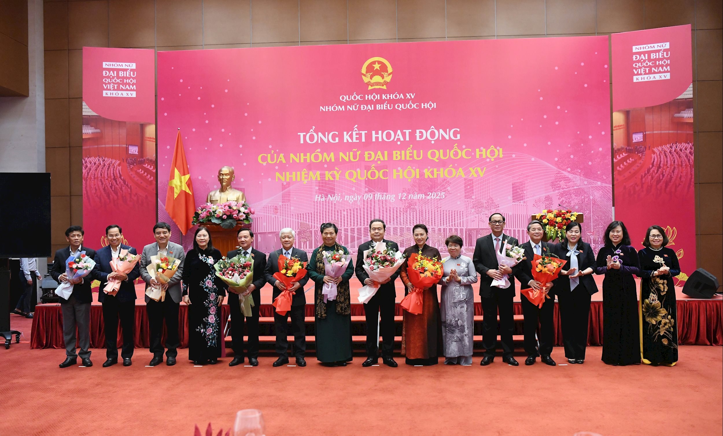 คณะกรรมการสตรีสภานิติบัญญัติแห่งชาติ สมัยที่ 15 มอบดอกไม้