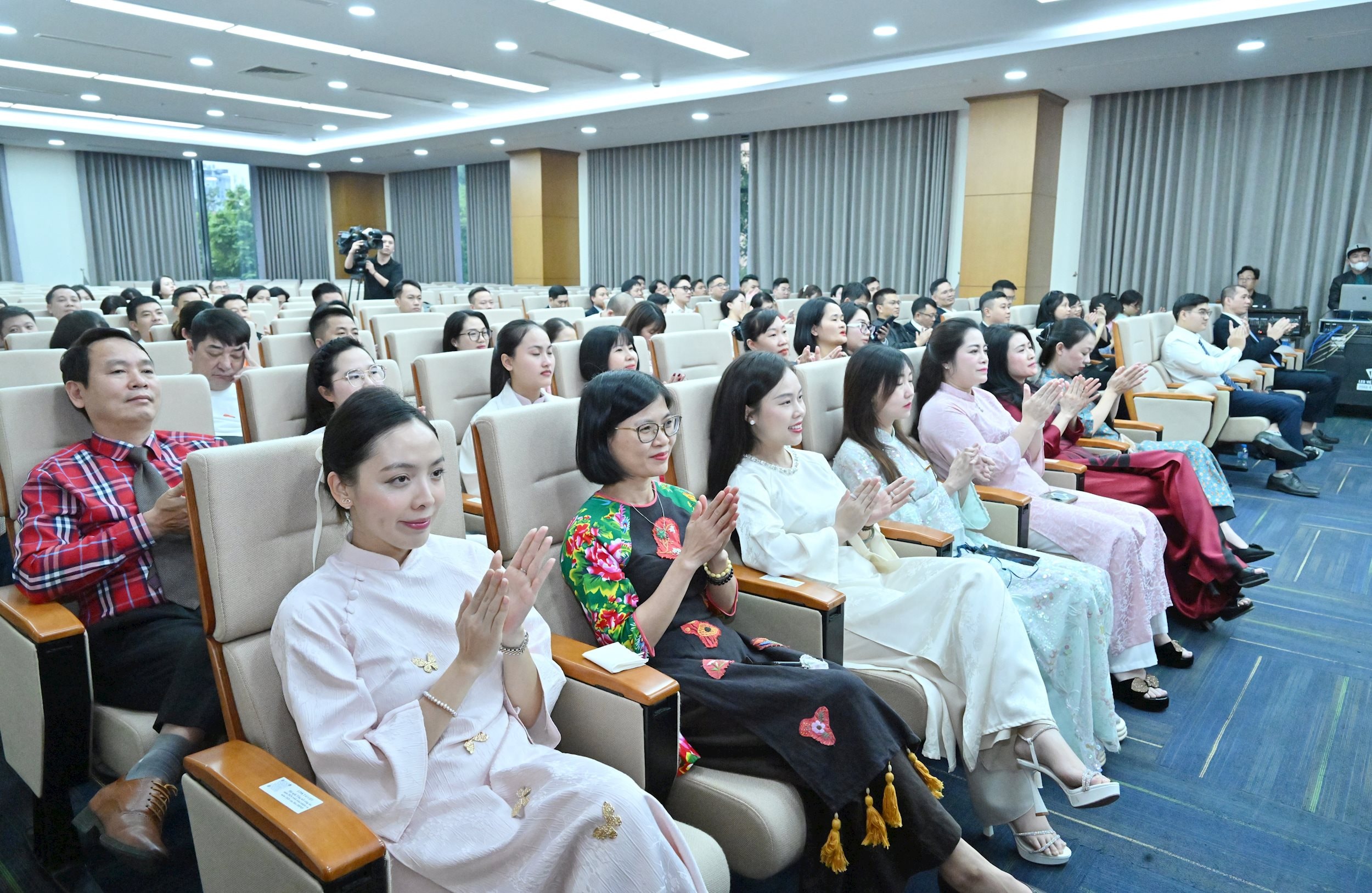 সম্মেলনে অংশগ্রহণকারী প্রতিনিধিরা VQK_3593