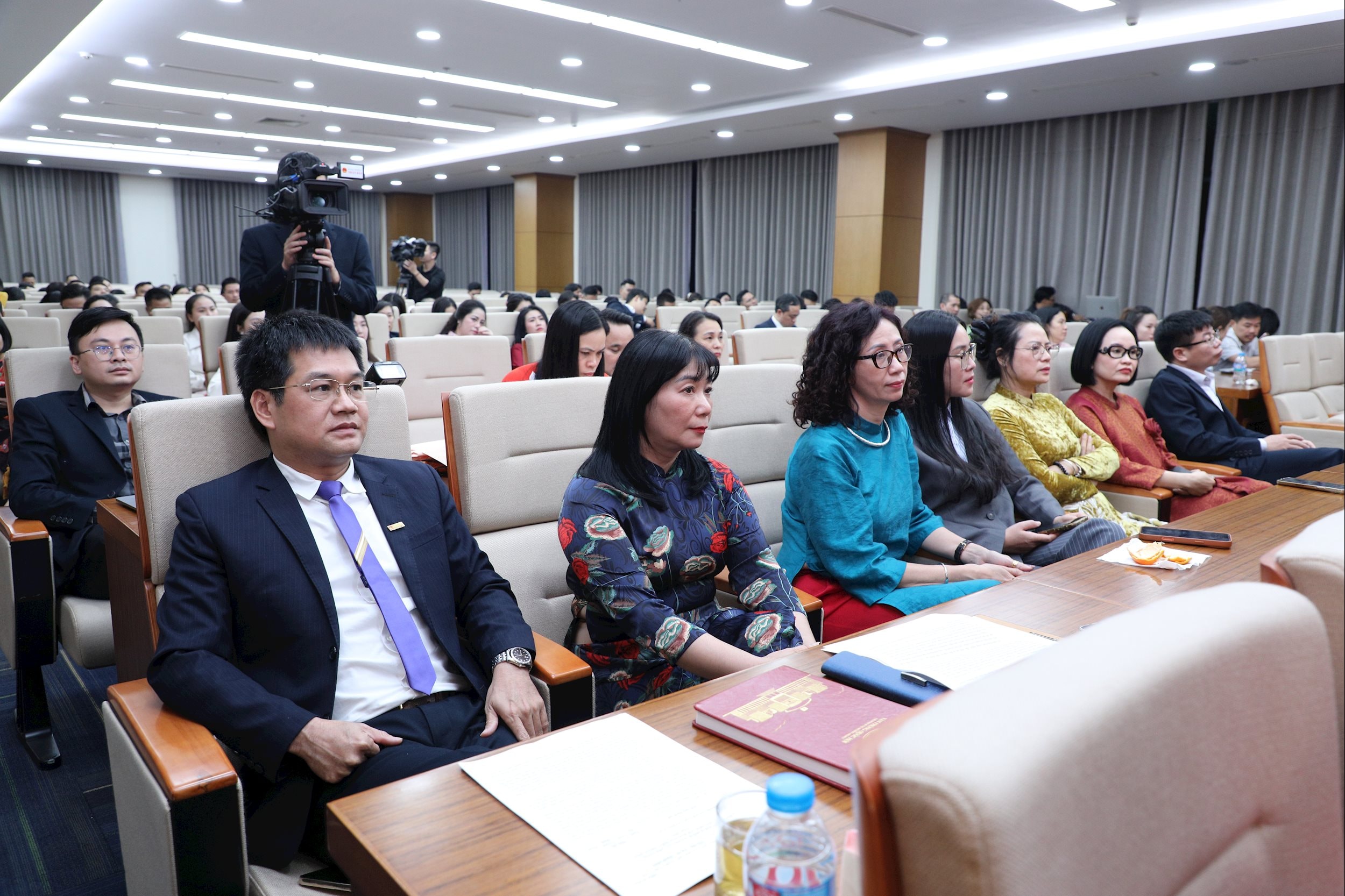 গণপ্রতিনিধি সংবাদপত্রের নেতা ও কর্মচারীরা সম্মেলনে যোগদান করেন (খান দুয়)