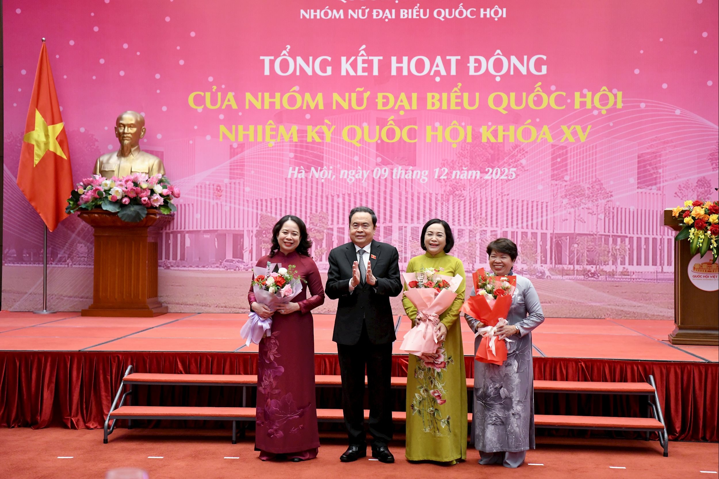 ประธานรัฐสภา Tran Thanh Man และประธานกลุ่ม Nguyen Thuy Anh มอบดอกไม้แสดงความยินดี
