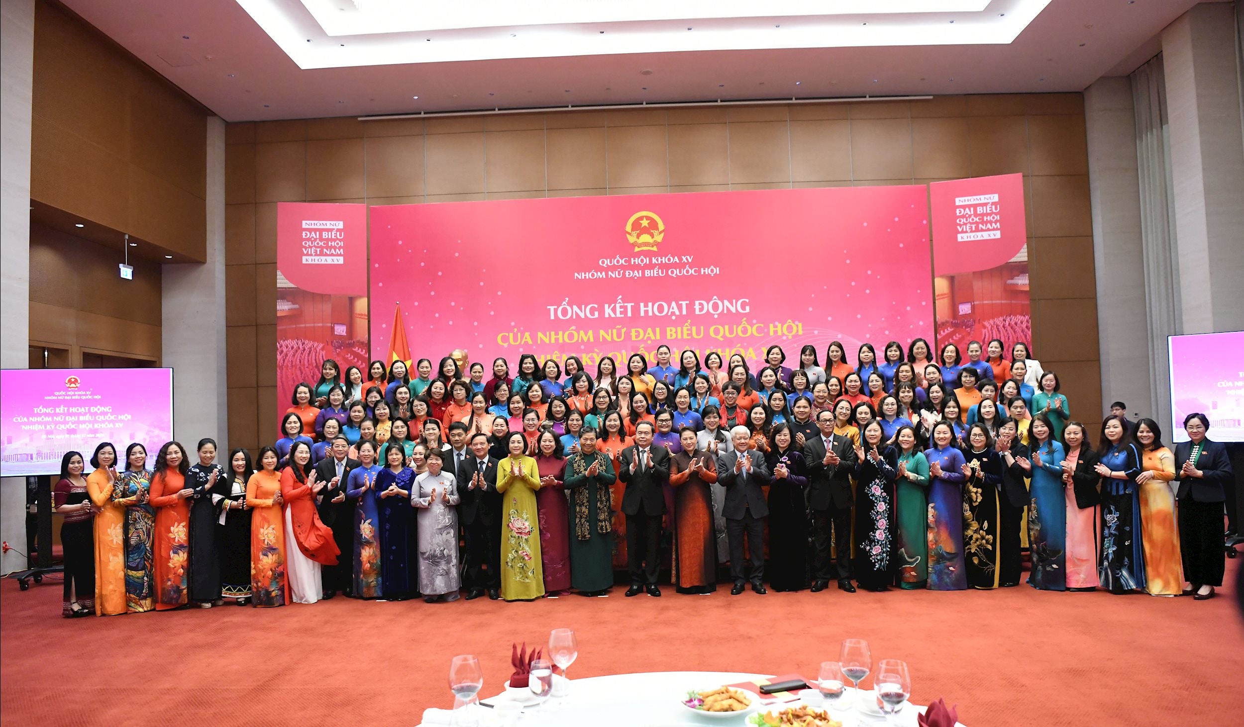 ประธานรัฐสภาและผู้แทนถ่ายภาพเป็นที่ระลึก2