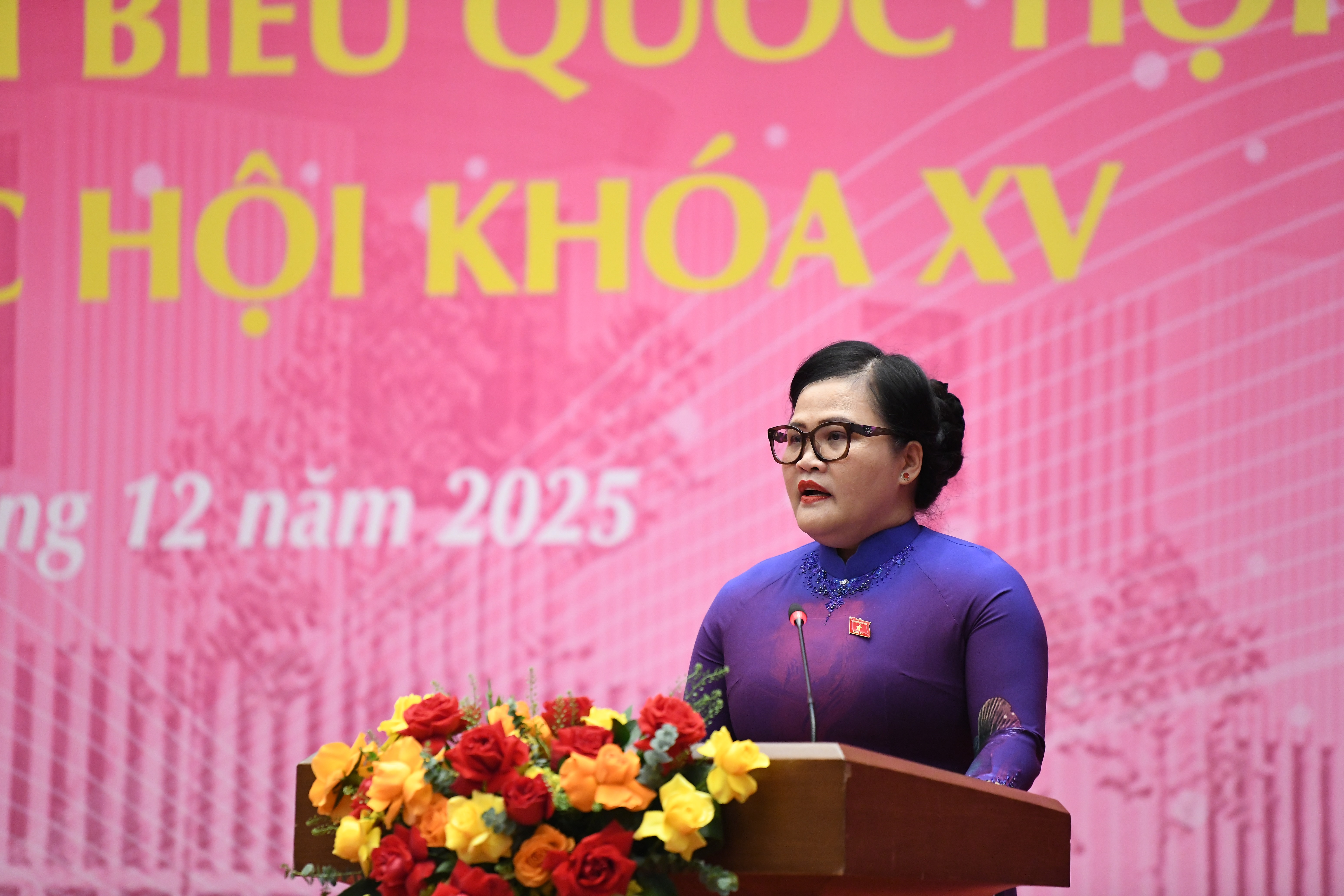 ผู้แทนรัฐสภาเหงียน ถิ ซู กล่าวปราศรัย