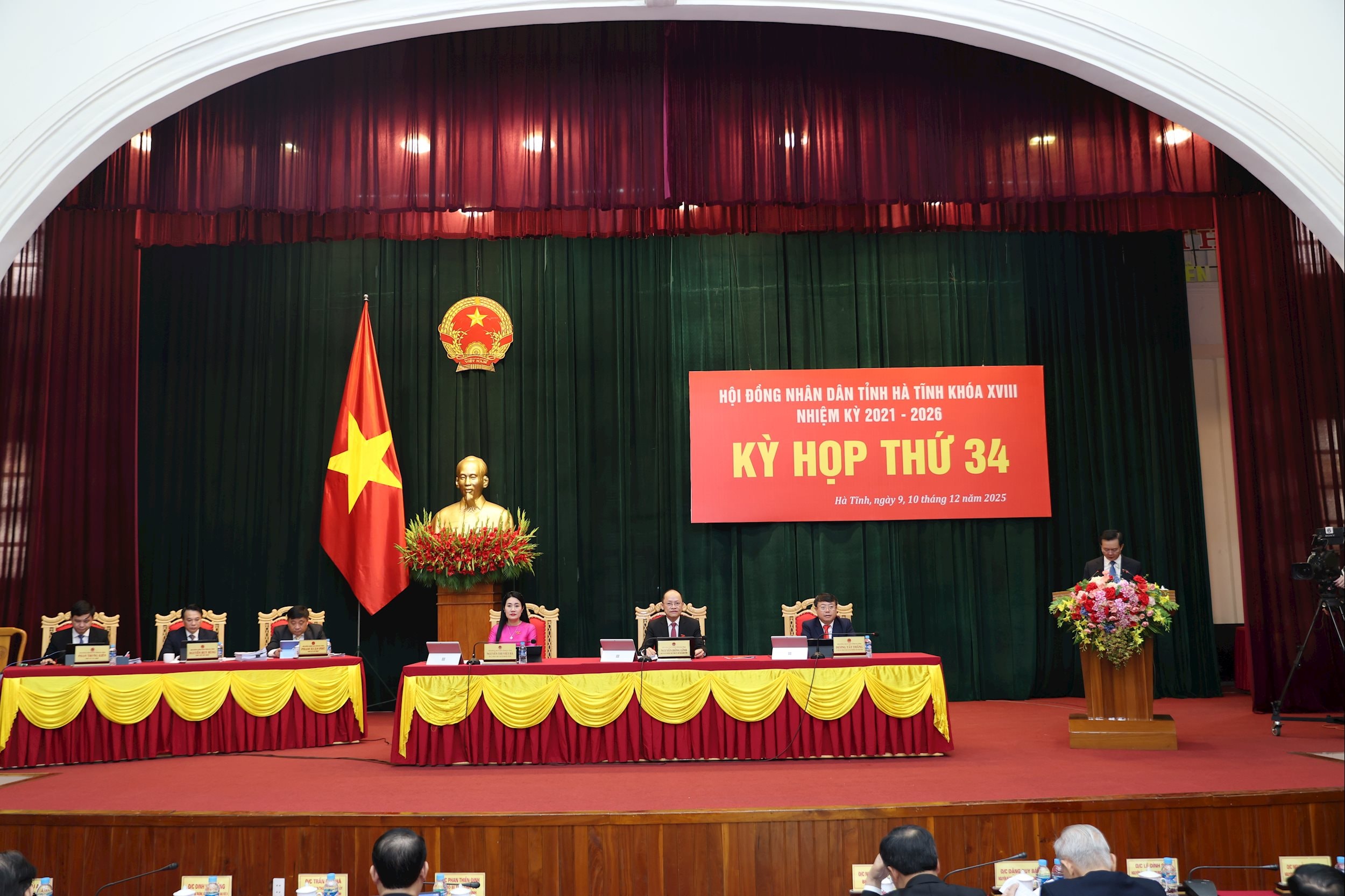 Presidiet har ansvaret for å lede sesjonen.