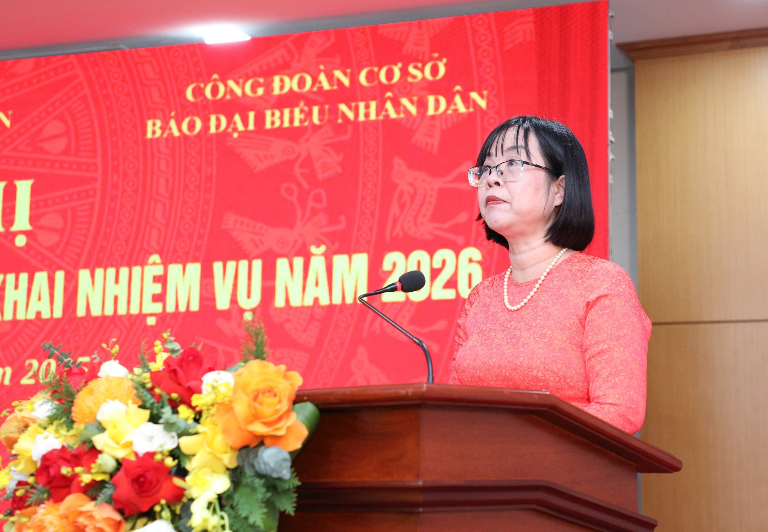 গণপ্রতিনিধি সংবাদপত্র চু থি থু হা-এর প্রধান হিসাবরক্ষক সম্মেলনে বক্তব্য রাখছেন (খান দুয়)