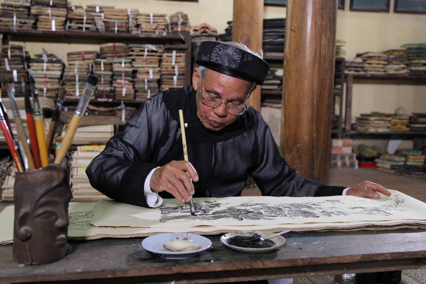 Nghệ nhân Nguyễn Đăng Chế đang làm Tranh dân gian Đông Hồ