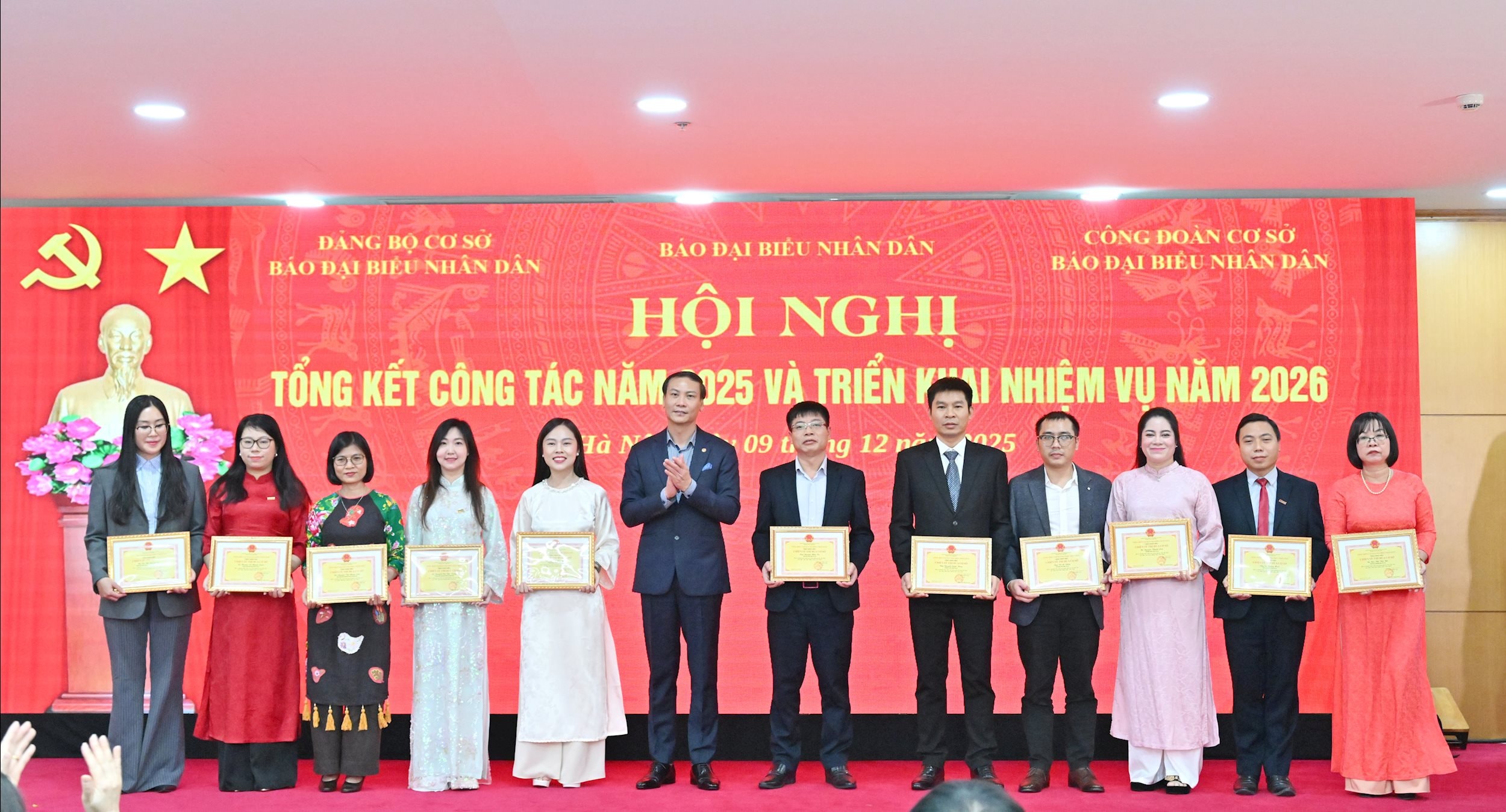 জাতীয় পরিষদের অফিসের পার্টি কমিটির উপ-সচিব হোয়াং জুয়ান হোয়া তৃণমূল পর্যায়ে ইমুলেশন ফাইটার উপাধিতে ভূষিত হয়েছেন VQK_4015