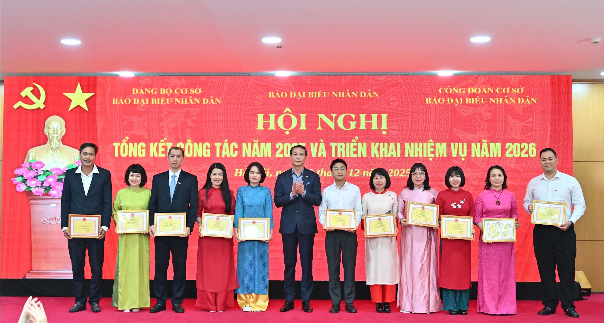 জাতীয় পরিষদের অফিসের পার্টি কমিটির উপ-সচিব হোয়াং জুয়ান হোয়া তৃণমূল পর্যায়ের ইমুলেশন ফাইটার উপাধি প্রদান করেছেন VQK_4066